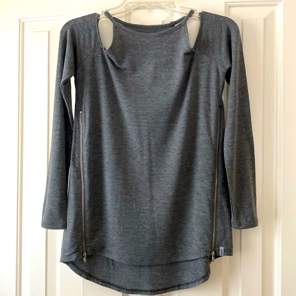 L/S cold shoulder top.soft,with great stretch for comfort. Excellent condition